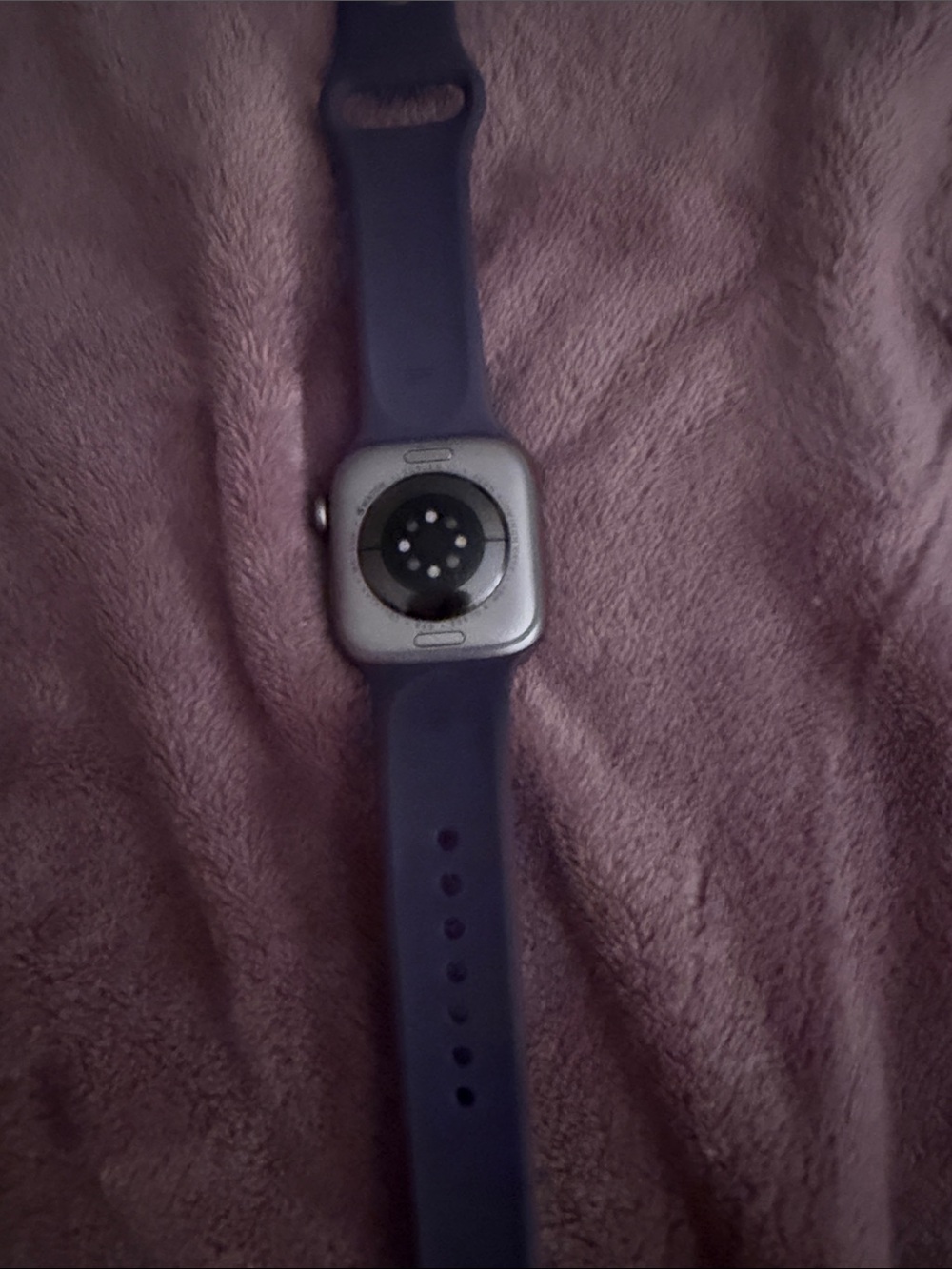 Apple Smartwatch Series 8 with purple silicone watch and - Picture 2 of 3